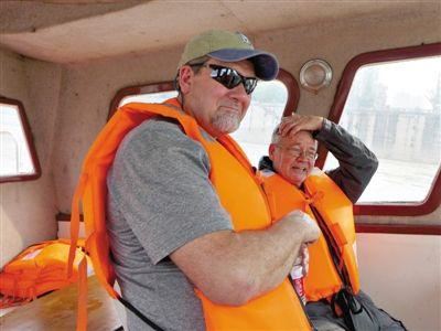 美国亚洲鲤专家Jim（左）和大自然保护协会高级顾问Robert Tansey在长江的考察船上。  　　大自然保护协会供图