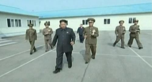 朝鲜中央电视台近日播出的纪录片显示，金正恩视察工作时腿部不适、走路不便。视频截图