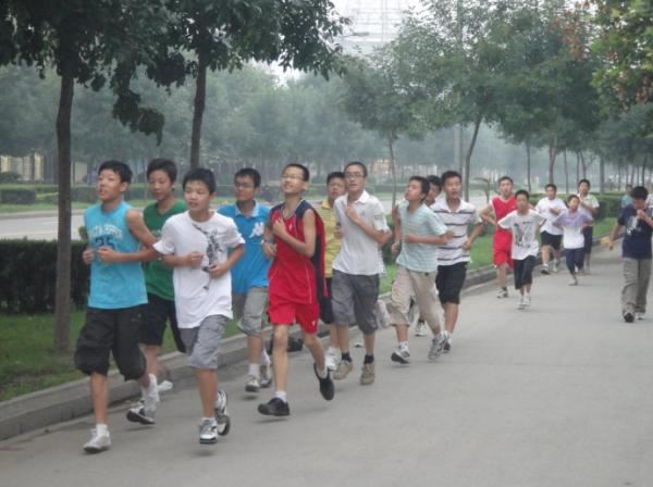 在去年年底，武汉大学又出台规定：每个学生每学期都要完成至少20次长跑，并且要通过手机APP来进行记录。