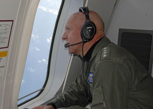 资料图：美国太平洋舰队司令斯威夫特上将最近访问菲律宾期间亲自参加了在南中国海上空的监测飞行。
