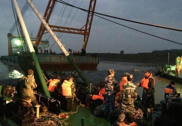 长江游船翻沉事故435人生死不明 4千人现场搜救