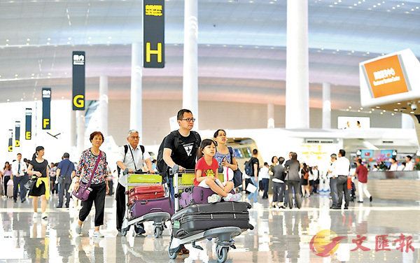■廣東已制定實現世界級機場集團「兩步走」戰略時間表，至2025年建成世界級機場集團。圖為乘客在廣州白雲國際機場T2航站樓準備辦理乘機手續。   資料圖片