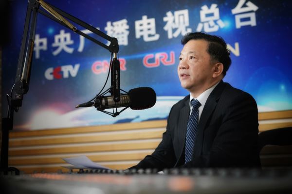 Shen Haixiong, President of China Media Group, extends his New Year greetings to overseas audiences via radio and online. [Photo: China Plus]