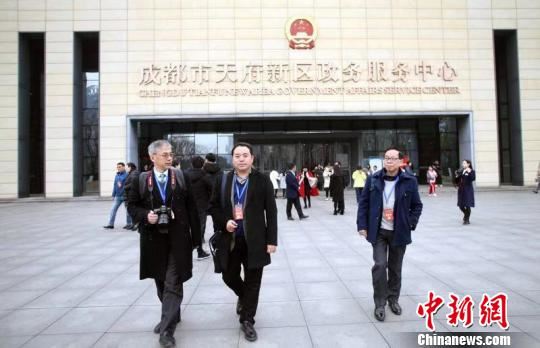 海外华文媒体代表们探访天府新区。 王磊 摄