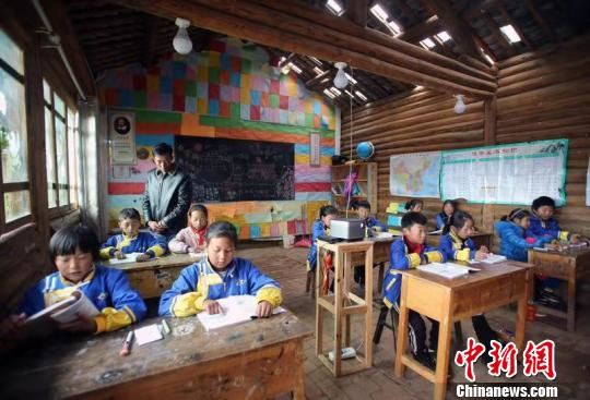 达祖小学三年级学生正在上语文课。 王磊 摄