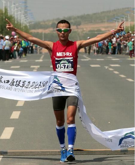 今年的赛事中，李伟还曾夺得上海半程马拉松，秦皇岛马拉松冠军。