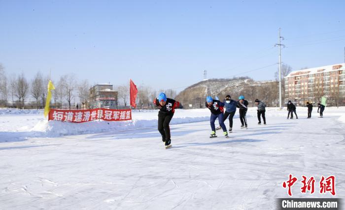 滑冰爱好者在七台河市一处“野冰场”里畅滑。　姜辉 摄