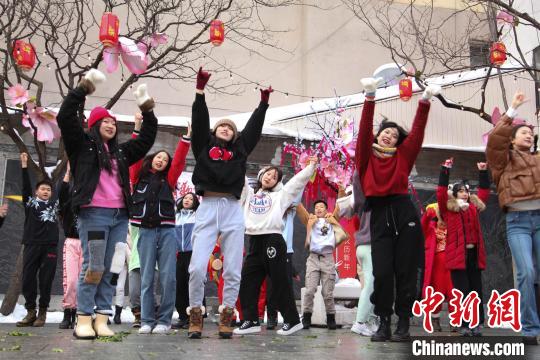 华人青年在第七届蒙特利尔欢乐春节庙会上起舞。蒙特利尔欢乐春节庙会筹委会供图