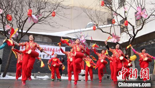 华人文艺团体在第七届蒙特利尔欢乐春节庙会上表示腰鼓。蒙特利尔欢乐春节庙会筹委会供图