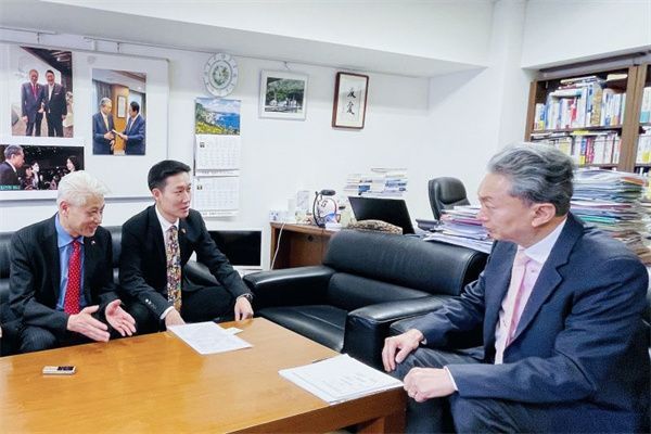 香港新聞社高層拜訪日本前首相鳩山由紀夫